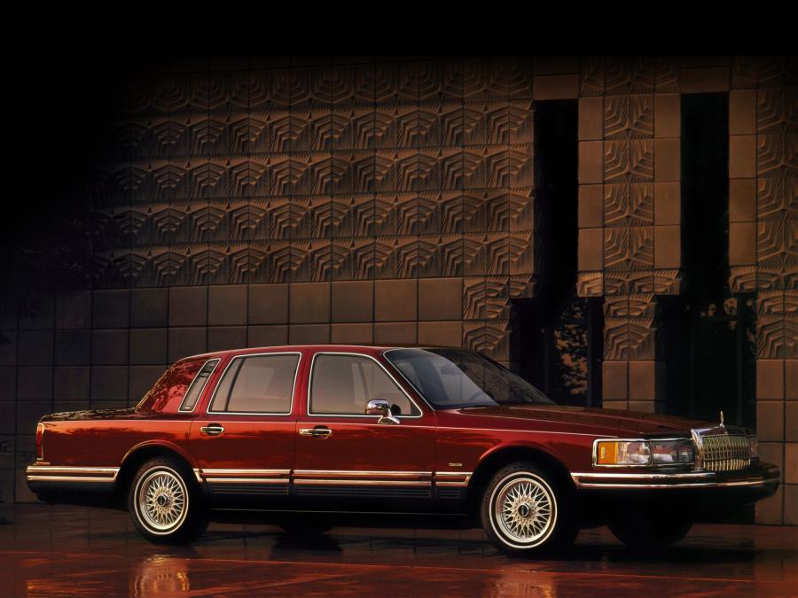  Lincoln Town Car 1992 года  (фото 13 из 16)
